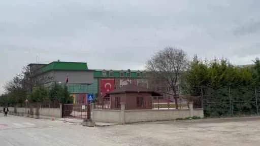 Depremzede öğrenciyi başörtülü diye okula almayan müdüre ağır ceza